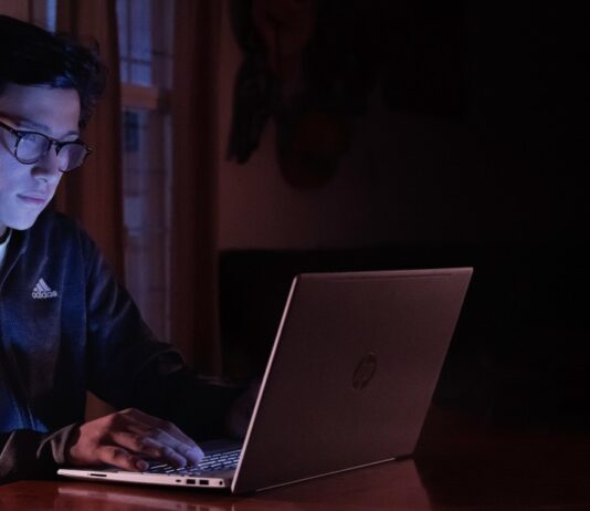 Should a Christian Girl Date a Guy Who Struggles With Porn?